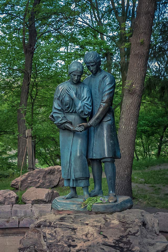 Пам'ятник закоханим Яну та Наталці в Корсуні-Шевченківському