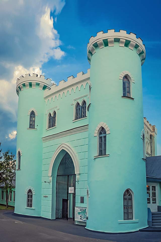 В'їзна брама 1765 року до палацу Лопухіних-Демидових