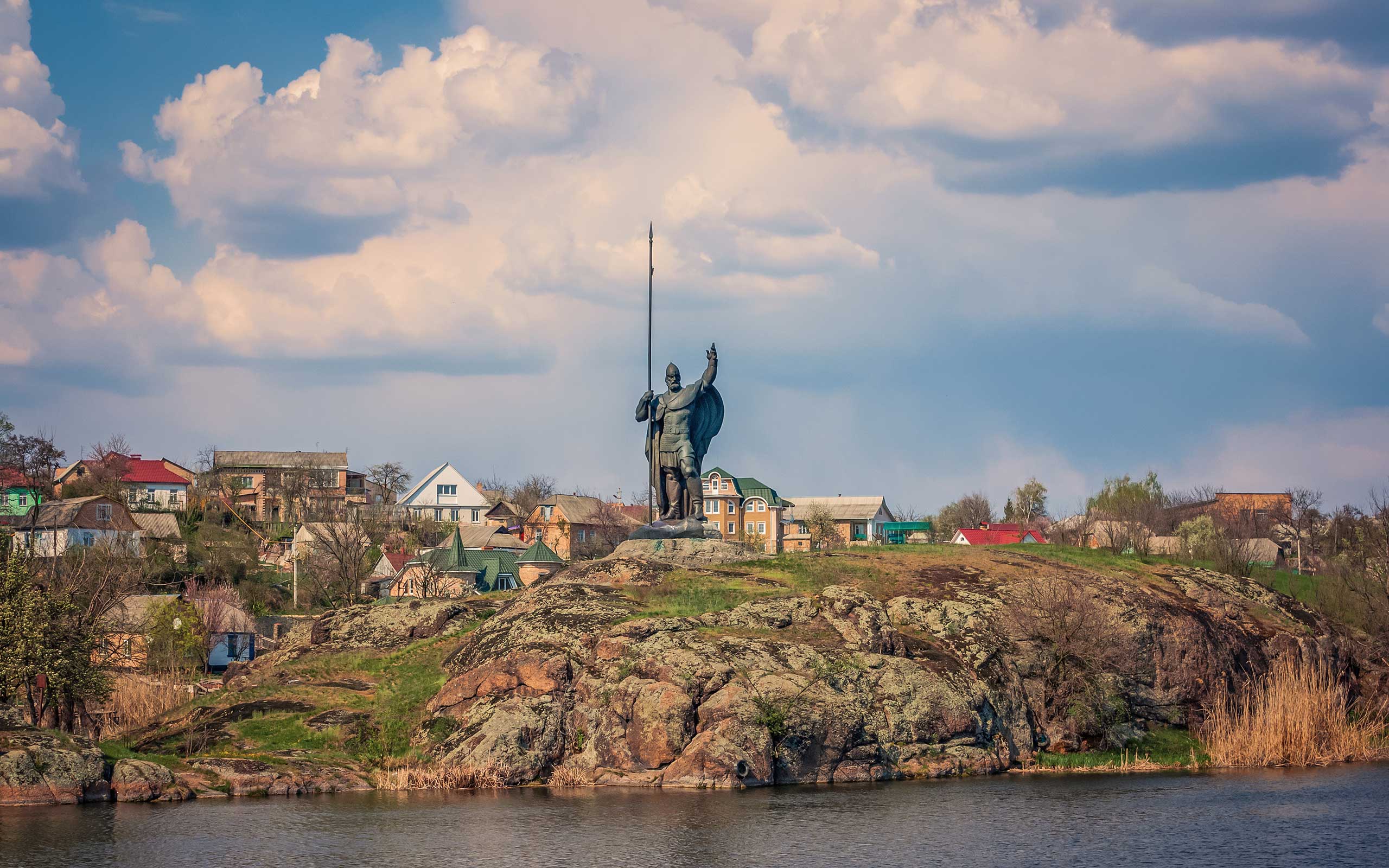 Пам'ятний знак «Містам-форпостам Київської Русі», відомий серед місцевих як «пам'ятник Росичу», урочисто відкрито у 1982 році.