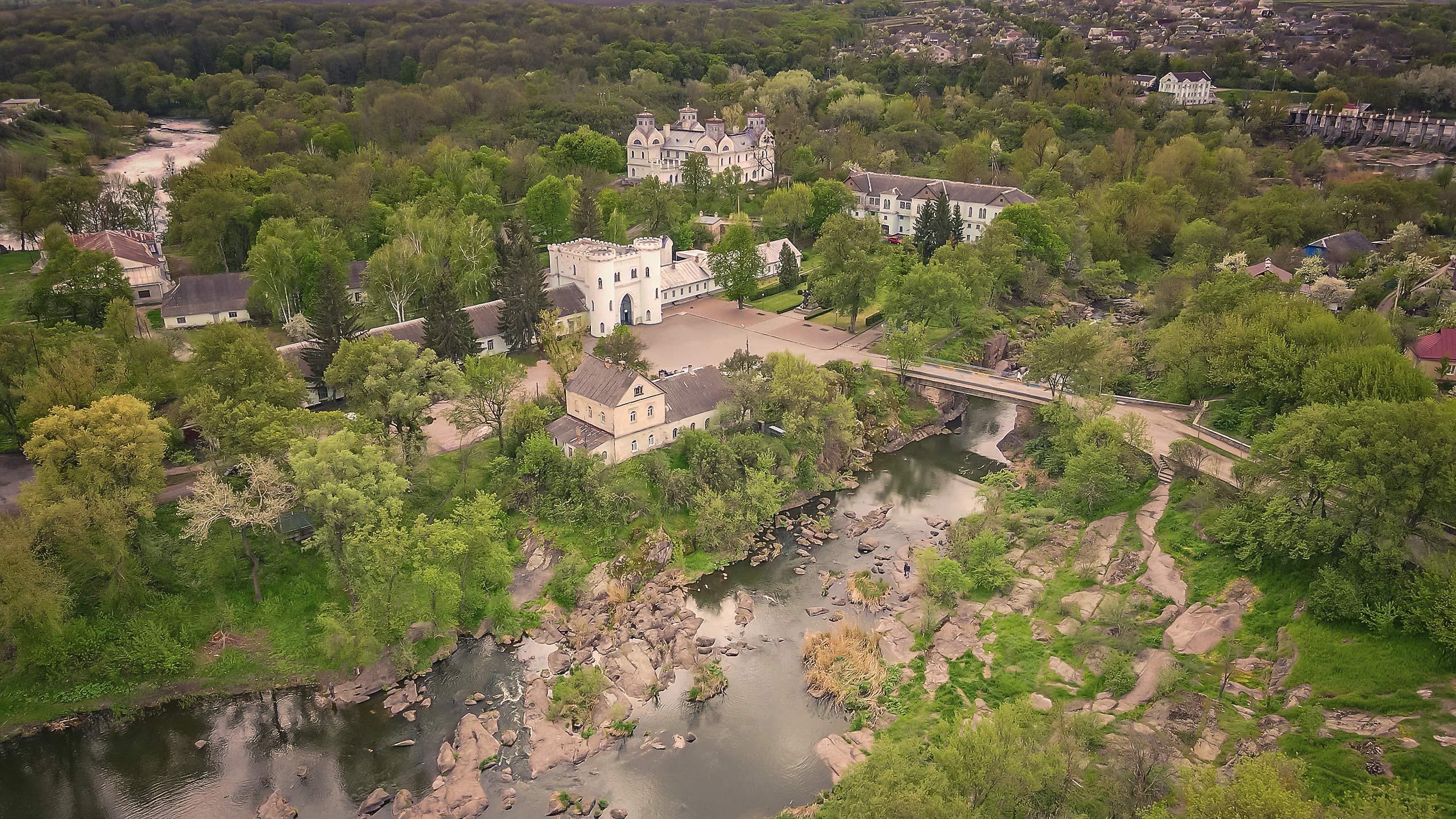 Вид на в'їзну браму — ворота до історичного серця Корсуня