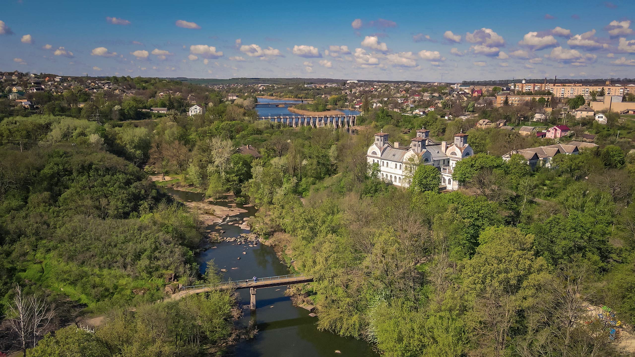 Архітектура палацу Понятовського гармонійно поєднується з природою