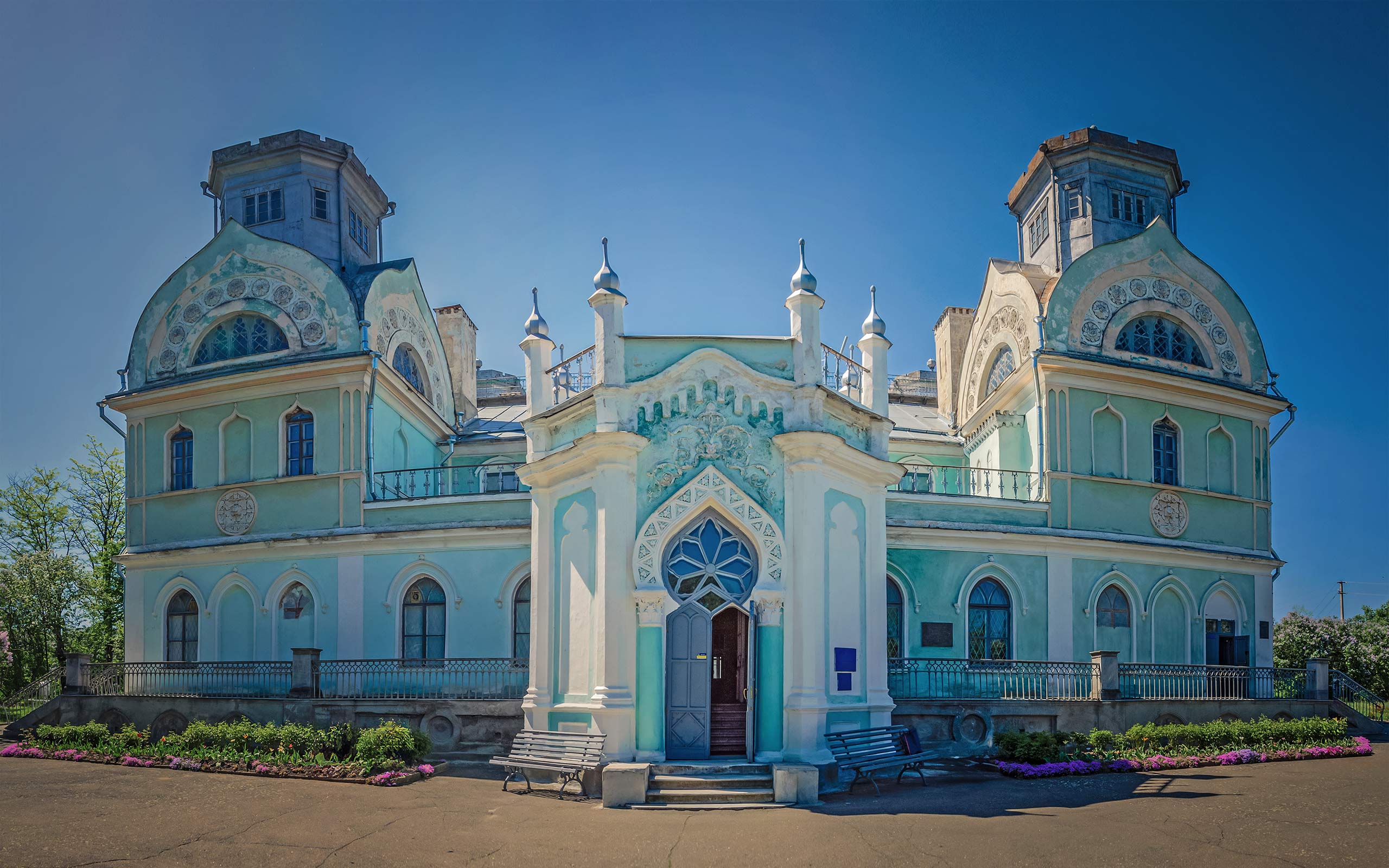 Фасад палацу Понятовського вражає своєю архітектурною витонченістю