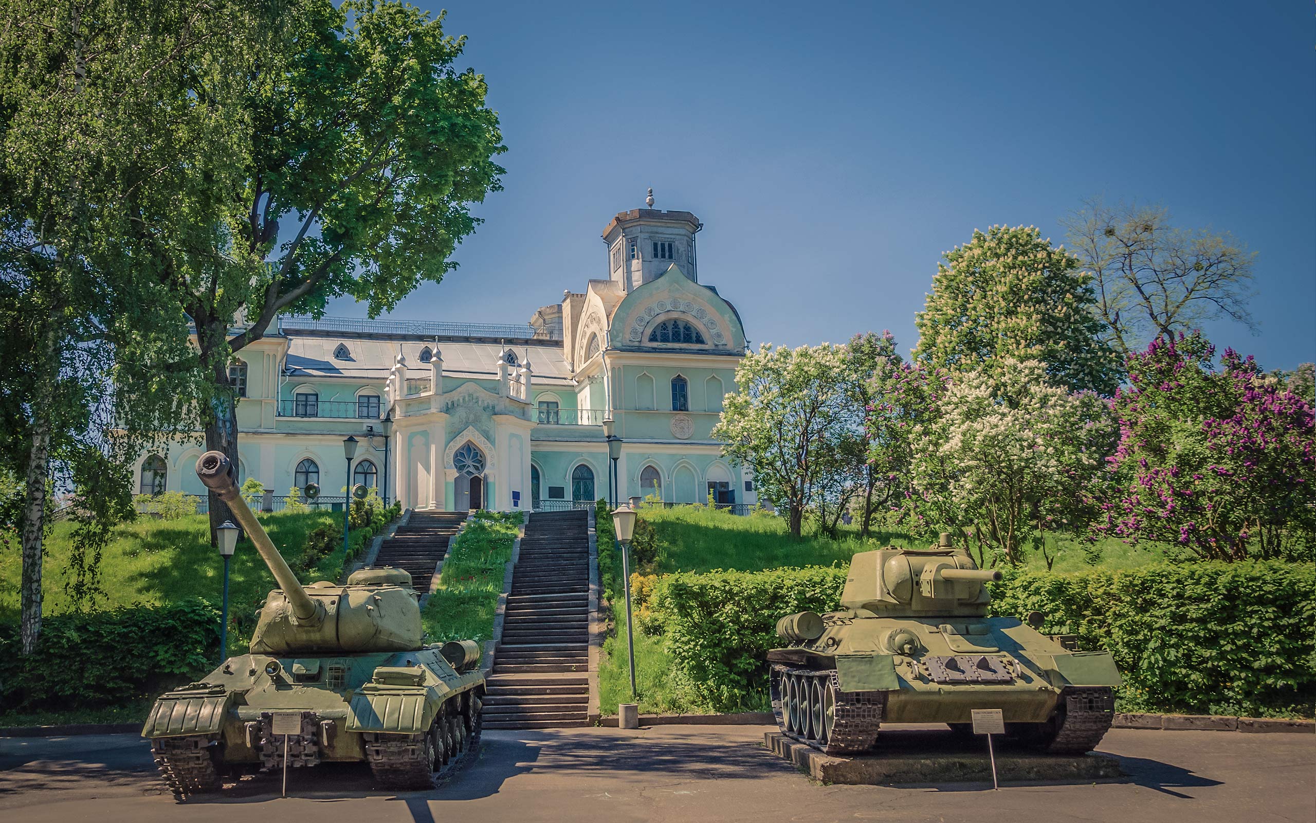 Танки та гармати біля садиби Лопухіних-Демидових створюють контраст із розкішною архітектурою