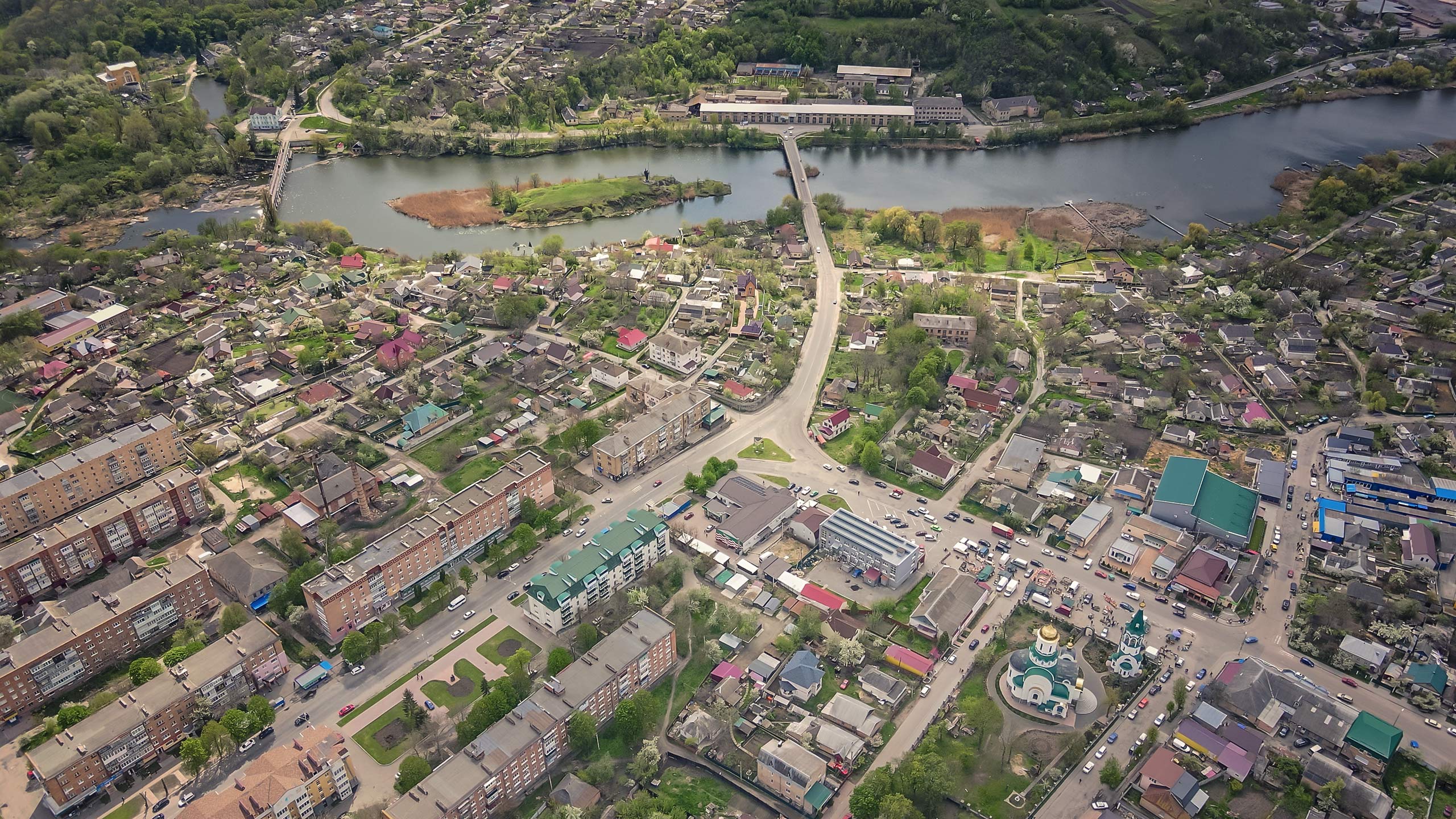 Центр Корсуня-Шевченківського живе сучасним ритмом, зберігаючи шарм минулого